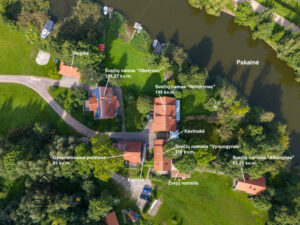 PARDUODAMAS PELNINGAS KAIMO TURIZMO VERSLAS – 6 AUTONOMINIŲ PASTATŲ KOMPLEKSAS SU 1,39 HA SKLYPAIS PRIE PAKALNĖS UPĖS (Pakalnės k., Pakalnės g. 64)
